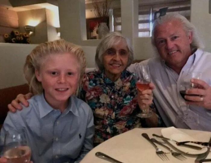 Es evidente que los abuelos se lo han puesto así