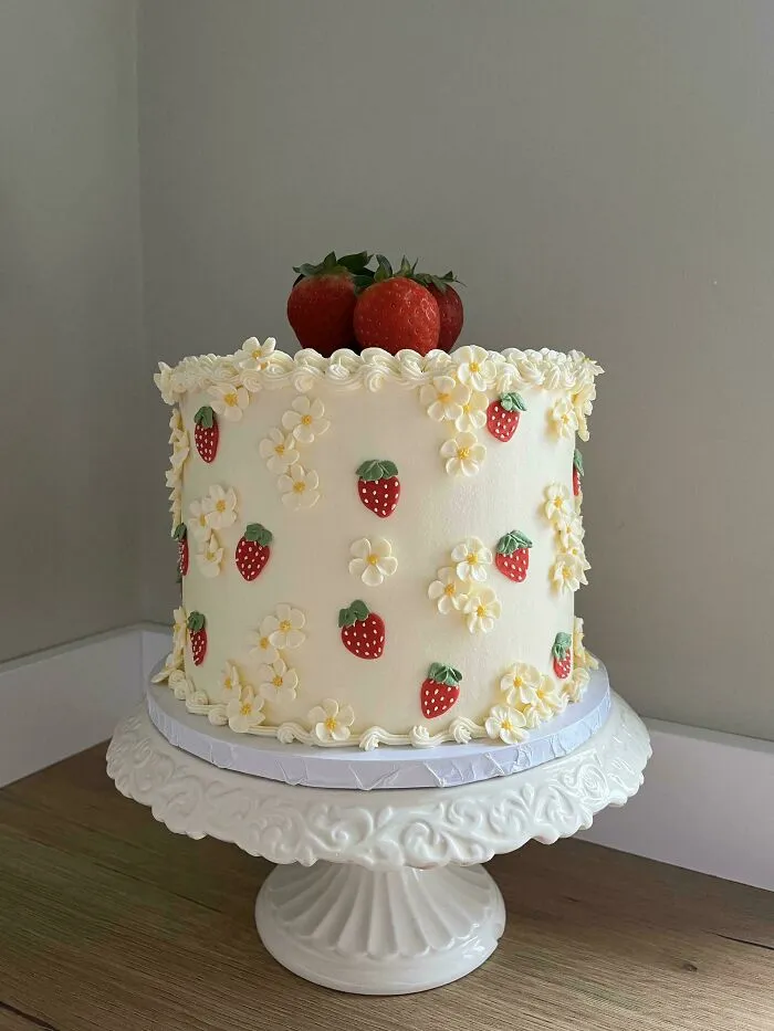 Vintage “Berry First Birthday”cake! Classic Vanilla Sponge Filled With Strawberry Jam 🍓