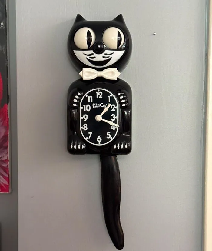 Tick-Tock Your Way Back To The Good Old Days With The <a Style="Display:inline;" Href="Https://Www.amazon.com/Kit-Cat-Klock-Gentlemen-Original/Dp/B0019ibd3u?ie=utf8&th=1&linkcode=ll1&tag=bpfrog-20&linkid=55dae19f4b07c06ae16f0ebbd0ec7e07&language=en_us&ref_=as_li_ss_tl" Target="_blank"><span Style="Font: Inherit; Color: #d74b1f;"> Kit Cat Klock </Span>. This Retro Feline Clock Is A Swinging Nod To Mid-Century Modern Design, Featuring A Hypnotic Tail That's Sure To Mesmerize Anyone Who Gazes Upon It