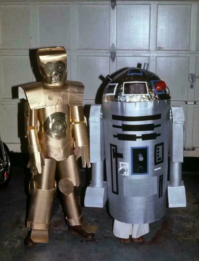 Halloween 1977: Yo de C-3po, mi hermana de R2-D2. Ganamos el concurso de disfraces de la escuela primaria.