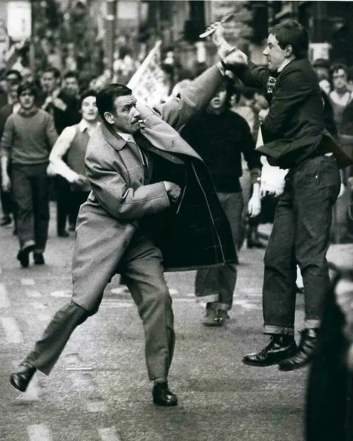 Un detective de paisano detiene a un matón en Glasgow, Escocia, 1971