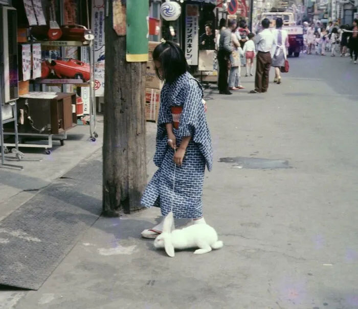 Niña paseando a su conejo con un kimono de verano. Shinagawa, Japón, 1973