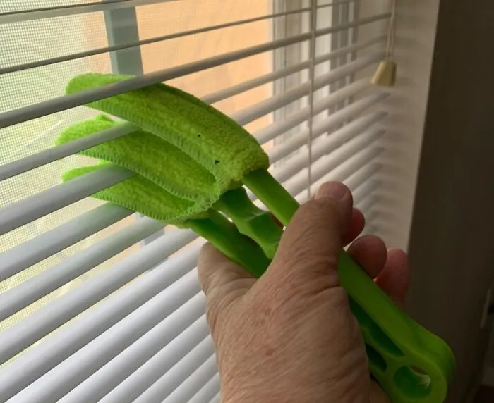 Banish Dust From Your Blinds With This Clever <a Style="Display:inline;" Href="Https://Www.amazon.com/Ruimaican-Window-Cleaner-Microfiber-Sleeves/Dp/B07kq7xzy2?ie=utf8&linkcode=ll1&tag=bpgiraffe-20&linkid=632621404993ffbfa4d53a46637fece6&language=en_us&ref_=as_li_ss_tl" Target="_blank"><span Style="Font: Inherit; Color: #d74b1f;"> Microfiber Brush For Blinds</Span>