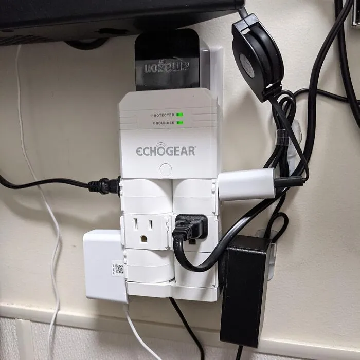 This <a Style="Display:inline;" Href="Https://Www.amazon.com/Echogear-Protector-Pivoting-Outlets-Protection/Dp/B071ngls26?ie=utf8&th=1&linkcode=ll1&tag=bpgiraffe-20&linkid=c59bec508085f43917bc398f5d80c0dd&language=en_us&ref_=as_li_ss_tl" Target="_blank"><span Style="Font: Inherit; Color: #d74b1f;"> Plug Extender And Surge Protector </Span> Is The Dj Of Power Strips - Spinning Outlets Like A Turntable So Your Cords Can Finally Stop Fighting For Space
