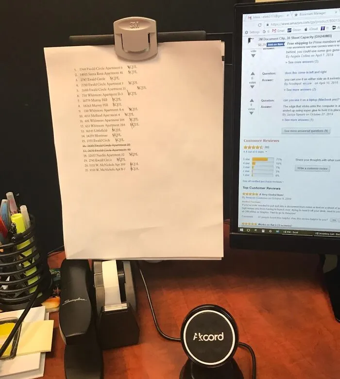 Keep Those Important Pages In Plain Sight With A Helpful <a Style="Display:inline;" Href="Https://Www.amazon.com/3m-Document-Adhesive-Capacity-Dh240mb/Dp/B001sr1242?ie=utf8&th=1&linkcode=ll1&tag=bpgiraffe-20&linkid=e4a4a0abc1596491fbb8e8c00cea4609&language=en_us&ref_=as_li_ss_tl" Target="_blank"><span Style="Font: Inherit; Color: #d74b1f;"> Monitor Mount Clip</Span> Able To Hold Up To 30 Pages, Because Staying Organized At Work Should Not Be A Struggle