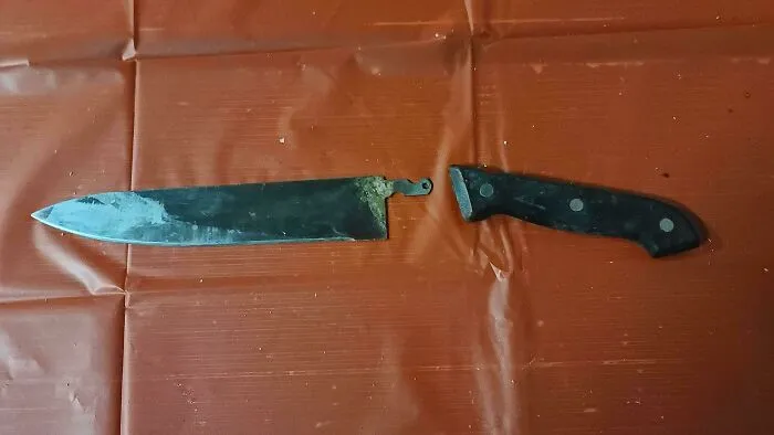 El filo increíblemente corto de este cuchillo sólo estaba sujeto por un soporte de plástico rompible. Los tres pasadores de seguridad más gruesos son puramente estéticos.