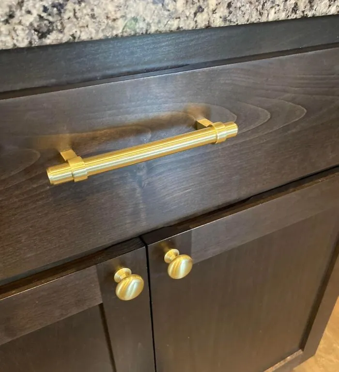 Level Up Your Cabinet Game With <a Style="Display:inline;" Href="Https://Www.amazon.com/10-Pack-161-128bb-Brushed-Cabinet/Dp/B074n5flyd?ie=utf8&linkcode=ll1&tag=bpapple-20&linkid=dc37e2e12d4cbe86986f0f36f1769e96&language=en_us&ref_=as_li_ss_tl" Target="_blank"><span Style="Font: Inherit; Color: #d74b1f;"> Brushed Brass Handles </Span> - A Simple Swap That'll Make You Feel Like A Fancy Adult (Even If You're Still Renting)