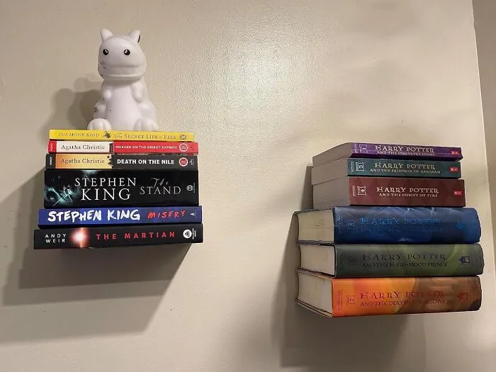Make Your Books Appear To Be Floating (And Your Rental Agreement Irrelevant) With The <a Style="Display:inline;" Href="Https://Www.amazon.com/Umbra-Conceal-Floating-Bookshelf-Silver/Dp/B000ivrtbo?ie=utf8&th=1&linkcode=ll1&tag=bpapple-20&linkid=d3c81d757ee16aa6e2fc2ba4eb2ee73b&language=en_us&ref_=as_li_ss_tl" Target="_blank"><span Style="Font: Inherit; Color: #d74b1f;"> Invisible Metal Floating Bookshelves </Span> - A Sneaky Way To Add Some Magic To Your Decor