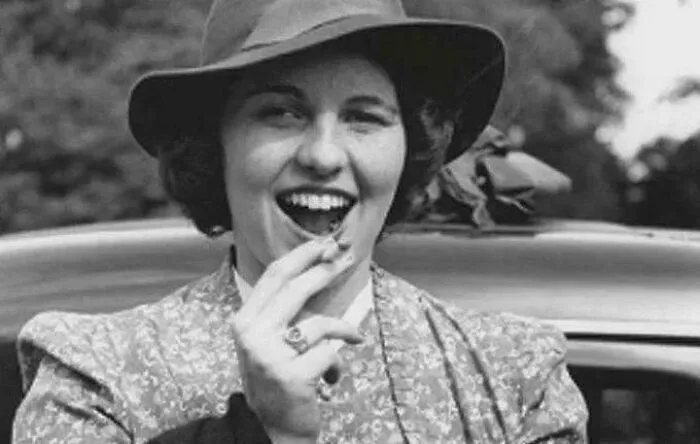 Cuando tenía 23 años, Rosemary Kennedy, la hermana de JFK y RFK, se sometió a una lobotomía forzada ordenada por su padre. La cirugía la dejó incapacitada para el resto de su vida.