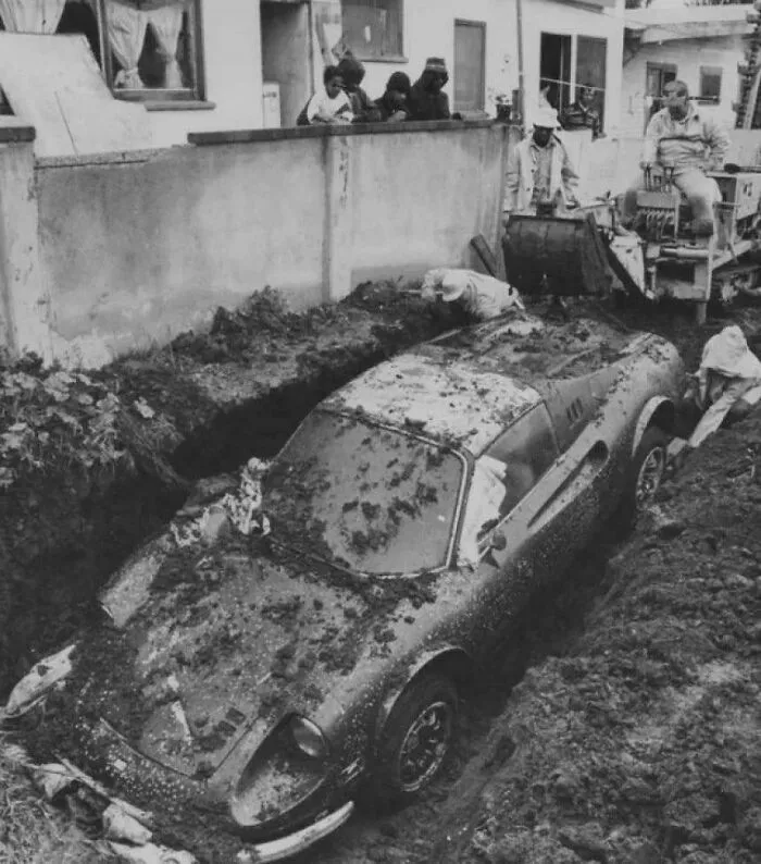 Dos niños descubrieron un Ferrari Dino de 1974 enterrado en su patio trasero mientras jugaban en 1978