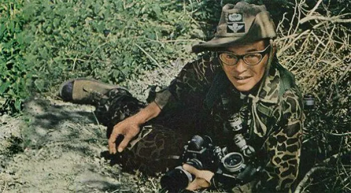 Dicky Chappelle fue corresponsal de guerra y fotógrafa de combate que cubrió Iwo Jima, Okinawa y el levantamiento húngaro de 1954. Murió mientras patrullaba con los marines el 4 de noviembre de 1965. Dicky sólo tenía 47 años en el momento de su muerte.