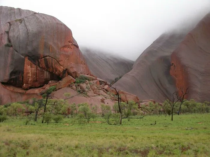 Uluru bajo la lluvia