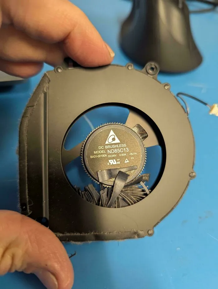 El usuario dice que el ventilador hace un ruido raro