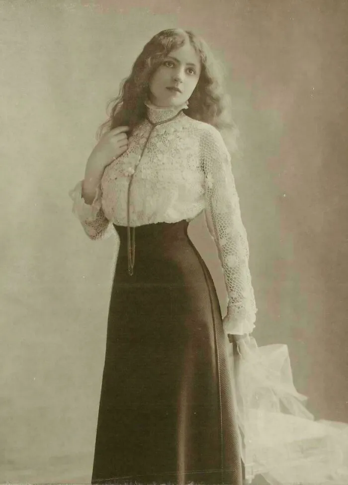 Mujer con blusa de crochet, principios del siglo XX
