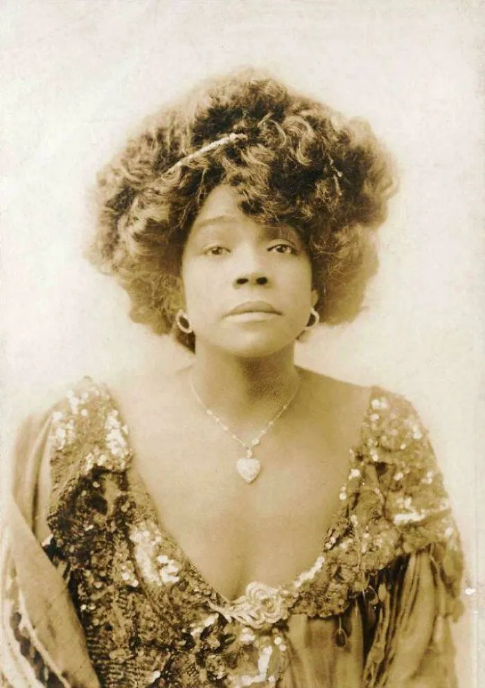 Estudio Photo Of A Woman In The Late 1890s. Maybe Early 1900s