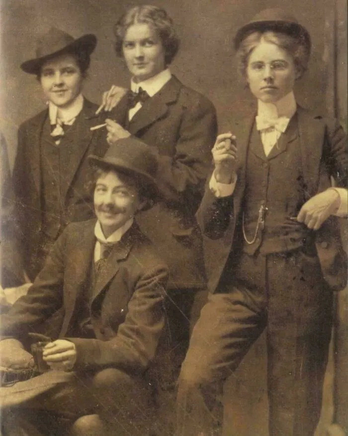 Grupo de mujeres vestidas con trajes de tres piezas con diferentes estilos... alrededor de 1896
