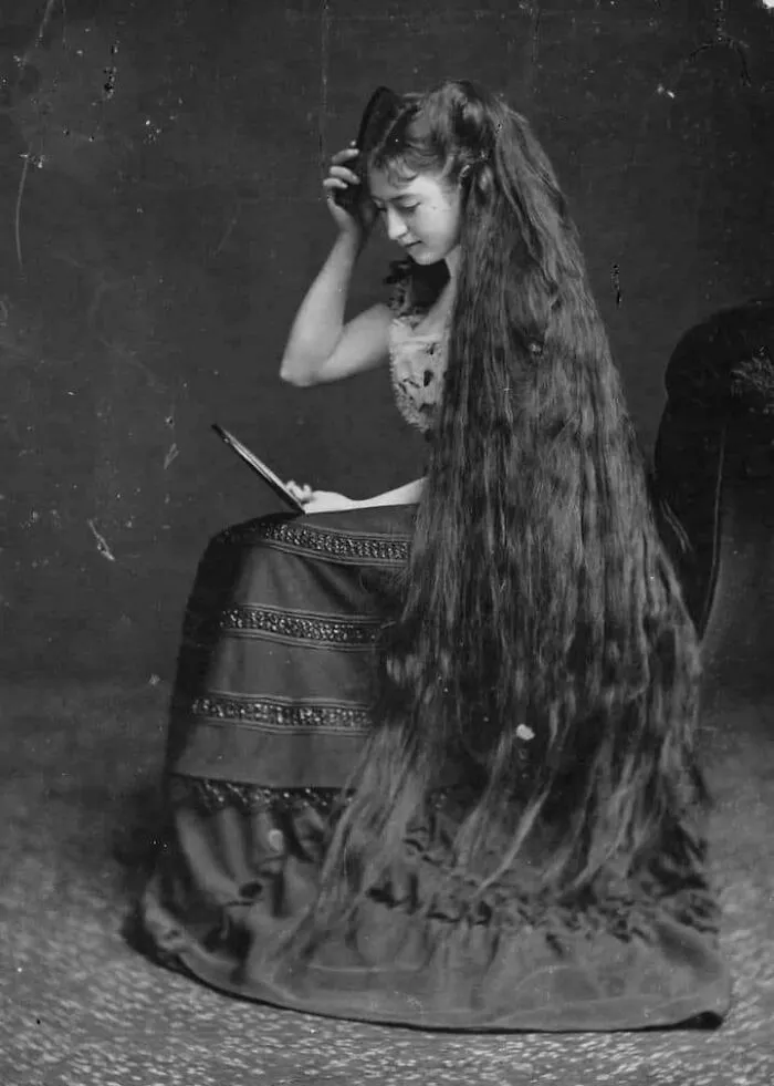 Retrato de una mujer con cabello excepcionalmente largo, en la década de 1890