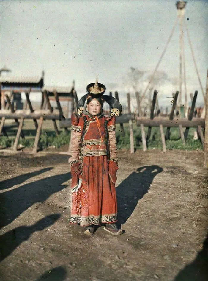 Fotografía de una mujer mongola con su ropa tradicional, principios del siglo XX.  Lumière autocromo.