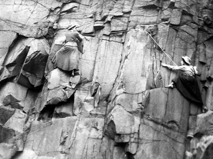 Simplemente escalando una montaña con vestido y botas de tacón, ¿por qué no? Mujeres victorianas superando una ruta difícil, década de 1890.