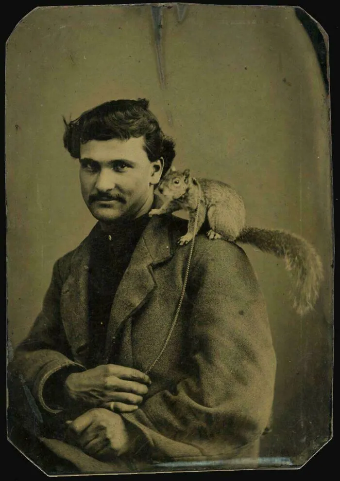 Ferrotipo de un hombre con su ardilla mascota (mediados del siglo XIX)