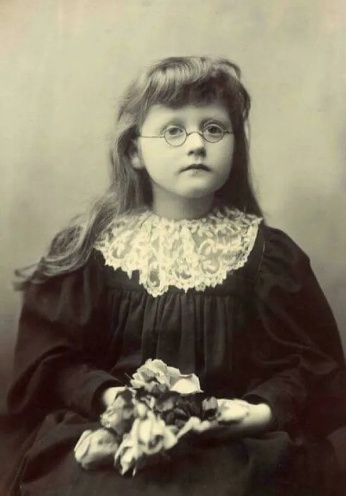 Retrato de una joven no identificada con gafas, década de 1890