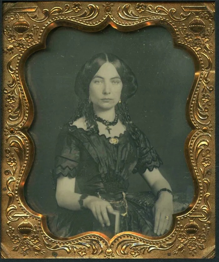 Dama victoriana con una mirada muy dominante mira directamente a la cámara, tal vez 1860