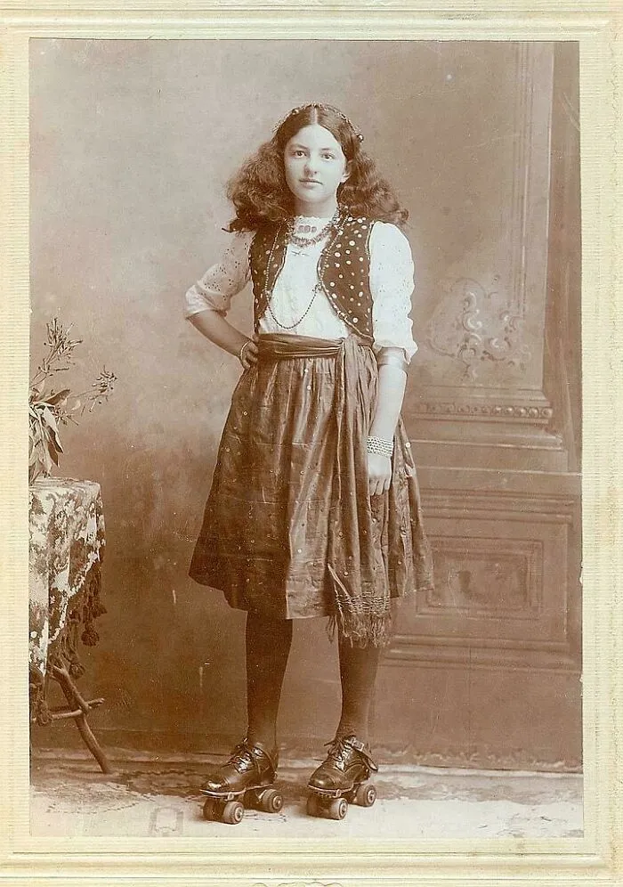 Mujer joven en patines, principios del siglo XX