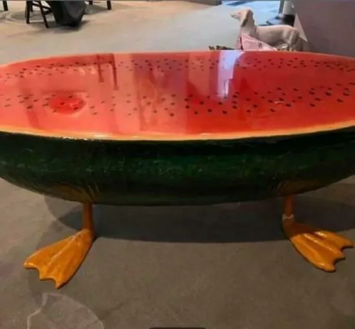 Mesa en forma de sandía con patas de pato, hecha a mano