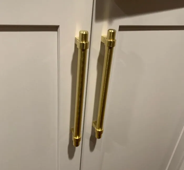 Swap Out Your Outdated Hardware For These <a Style="Display:inline;" Href="Https://Www.amazon.com/10-Pack-161-128bb-Brushed-Cabinet/Dp/B074n5flyd?ie=utf8&linkcode=ll1&tag=bphorse-20&linkid=830f22bdb0b2dac10a8bedb738326517&language=en_us&ref_=as_li_ss_tl" Target="_blank"><span Style="Font: Inherit; Color: #d74b1f;"> Cabinet Bar Handles </Span>, A Sleek And Easy Update That's Handle-Ly A DIY Win