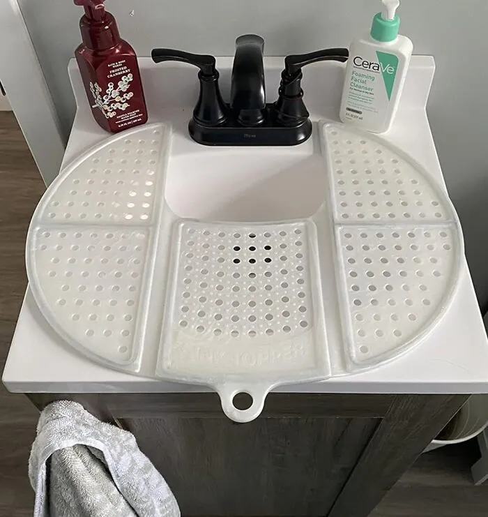 Maximize Your Kitchen Counter Space With This <a Style="Display:inline;" Href="Https://Www.amazon.com/Sink-Topper-Foldable-Bathroom-Organizer/Dp/B08z3kjdm6?ie=utf8&th=1&linkcode=ll1&tag=bphyena-20&linkid=5b789e2aaf87534986c96799a13c7c76&language=en_us&ref_=as_li_ss_tl" Target="_blank"><span Style="Font: Inherit; Color: #d74b1f;"> Foldable Sink Topper </Span>, A Clever Contraption That Lets You Prep, Rinse, And Repeat With Ease!