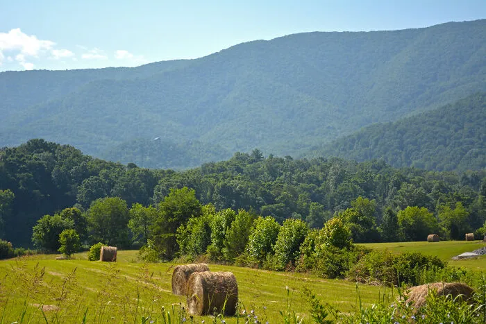 Breathtaking view of rolling mountains and fields with hay bales in the states.
