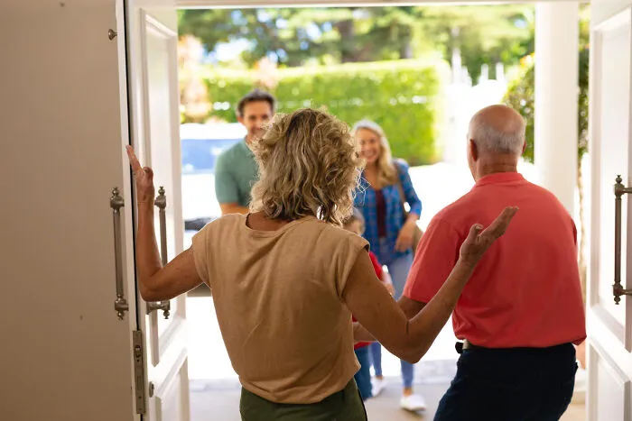 30 People Share Their Non-Negotiable Household Rules, And Some Are Downright Bizarre
