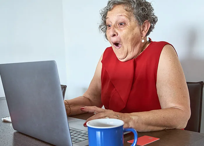 30 Examples Of “Teaching Your Grandparents To Use The Internet” From Previous Generations