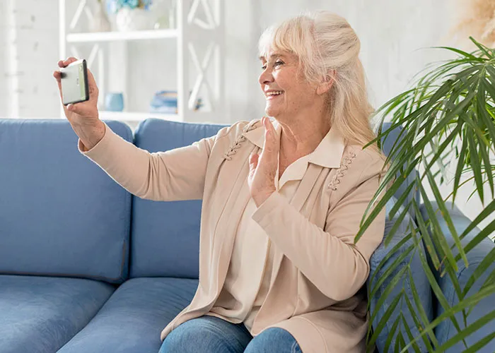 30 Examples Of “Teaching Your Grandparents To Use The Internet” From Previous Generations