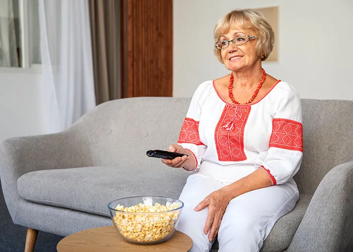 30 Examples Of “Teaching Your Grandparents To Use The Internet” From Previous Generations