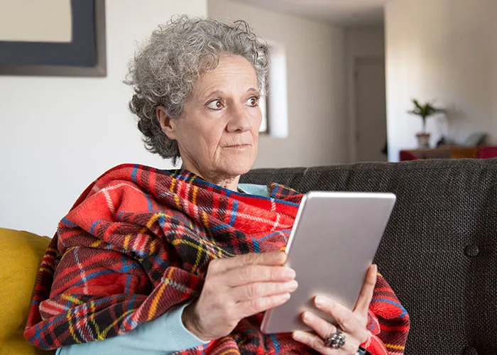 30 Examples Of “Teaching Your Grandparents To Use The Internet” From Previous Generations