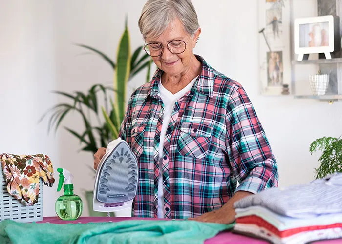 30 Examples Of “Teaching Your Grandparents To Use The Internet” From Previous Generations