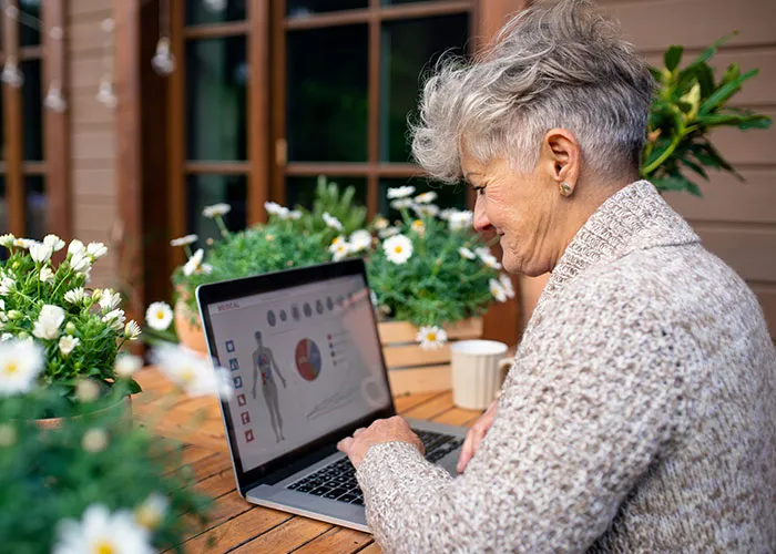 30 Examples Of “Teaching Your Grandparents To Use The Internet” From Previous Generations
