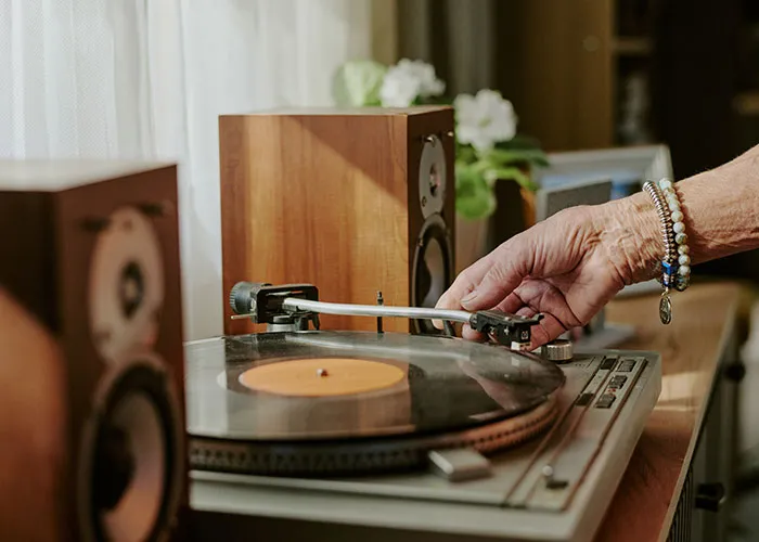 30 Examples Of “Teaching Your Grandparents To Use The Internet” From Previous Generations