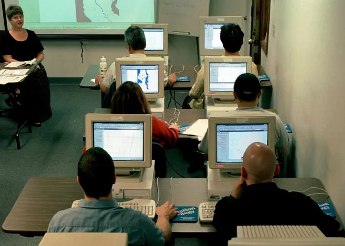 30 Examples Of “Teaching Your Grandparents To Use The Internet” From Previous Generations