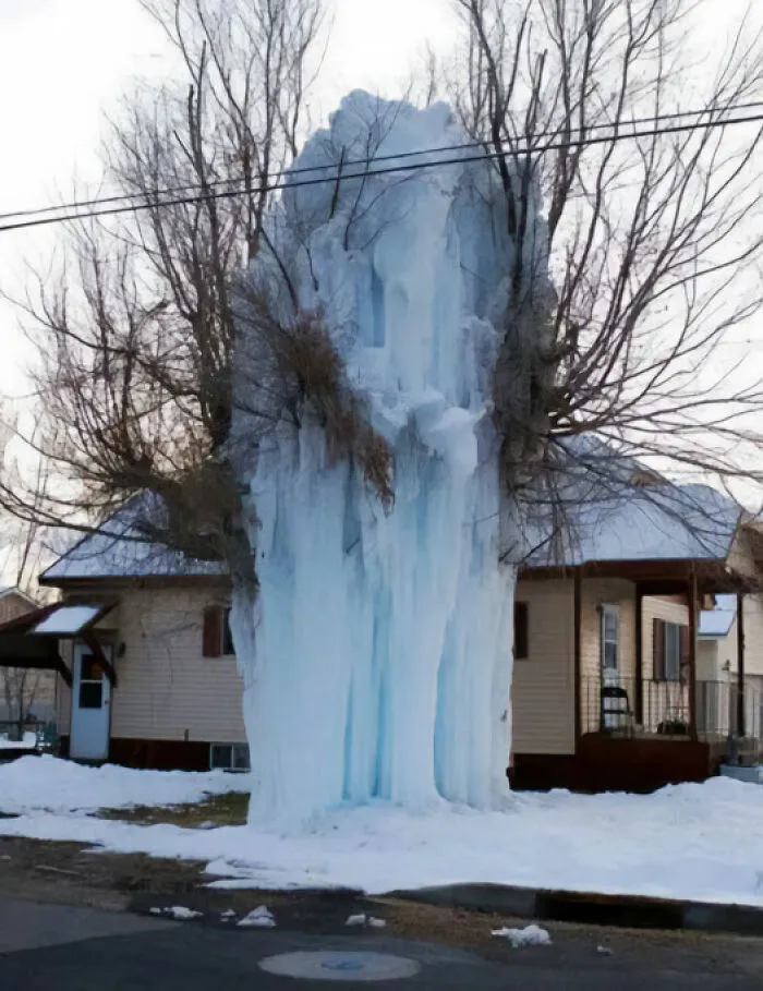 Fire Hydrant Bursts In Freezing Weather! I Actually Think It Looks Pretty Cool!!!