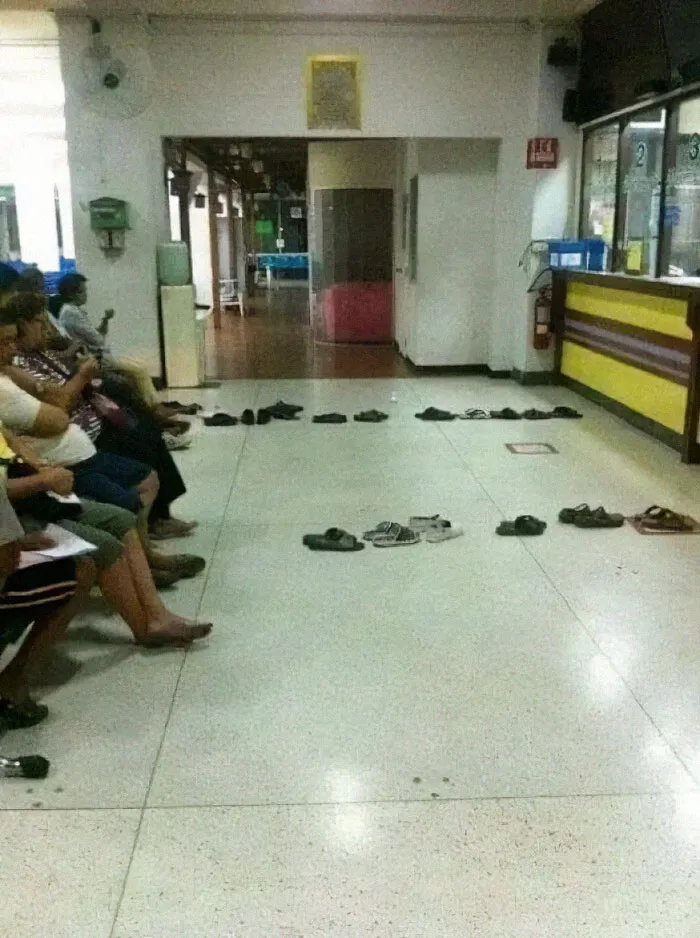 This Is How People Wait In Line In Thailand