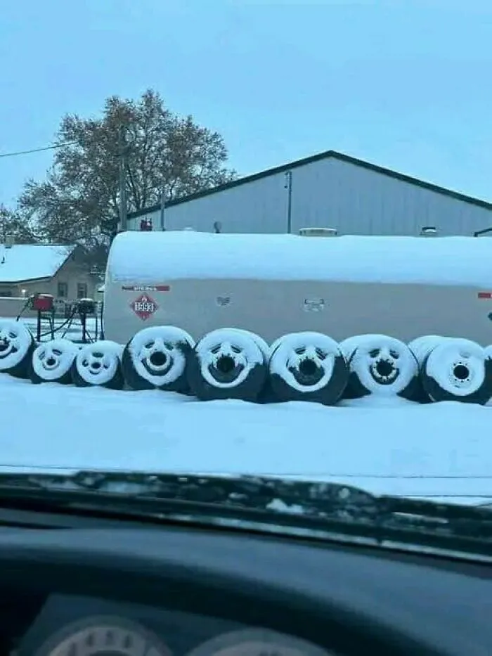 Neumáticos alegres bajo la nieve