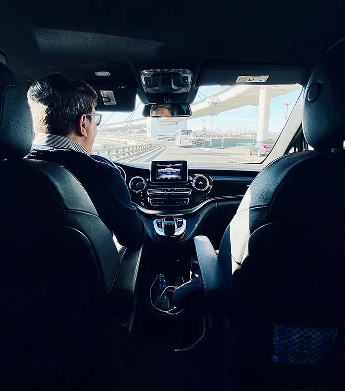 30 Chauffeurs Share The Weirdest Moments They've Experienced While Driving The Rich And Famous