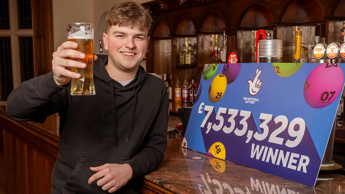 Guy Wins Bunch Of Money In A Lottery, To Netizens' Surprise Still Goes To Work The Next Day