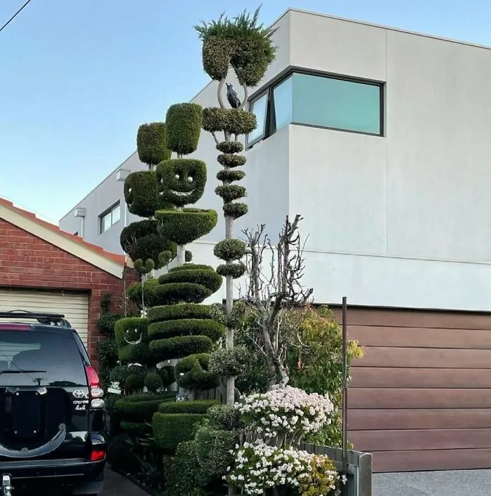 30 Of The Most Bizarre Things Seen In People’s Gardens And Yards (New Pics)