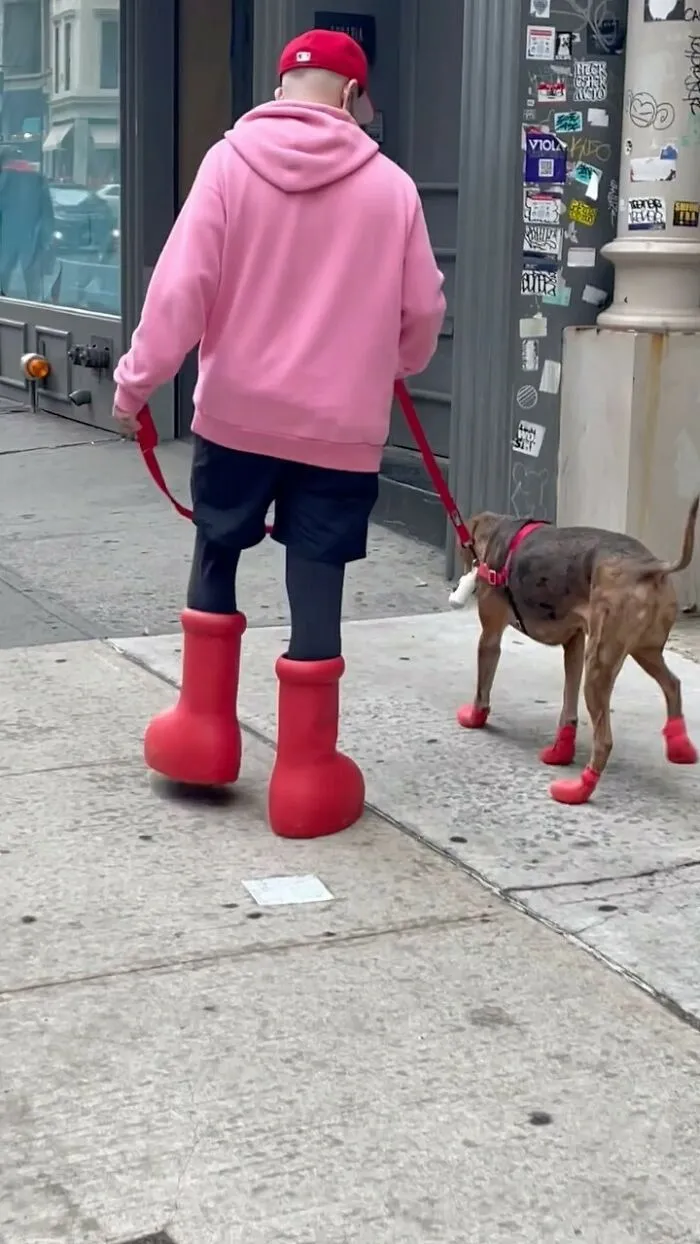 Hold My Bagel: 30 Iconically Bizarre Fashion Looks That Got Spotted In NYC