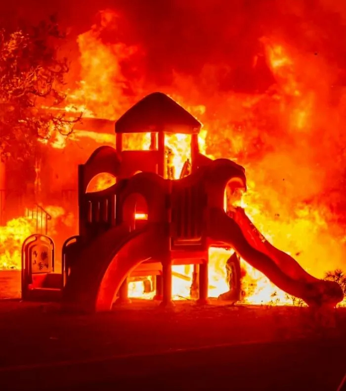 “If God Wanted It To Rain… He Would Have Done It”: Devastating Fires Engulf LA (30 Pics)