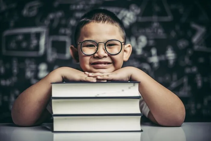 24 Ridiculous, Sad, And Even Creepy Stories Of What Made The “Weird Kid” In School So Weird