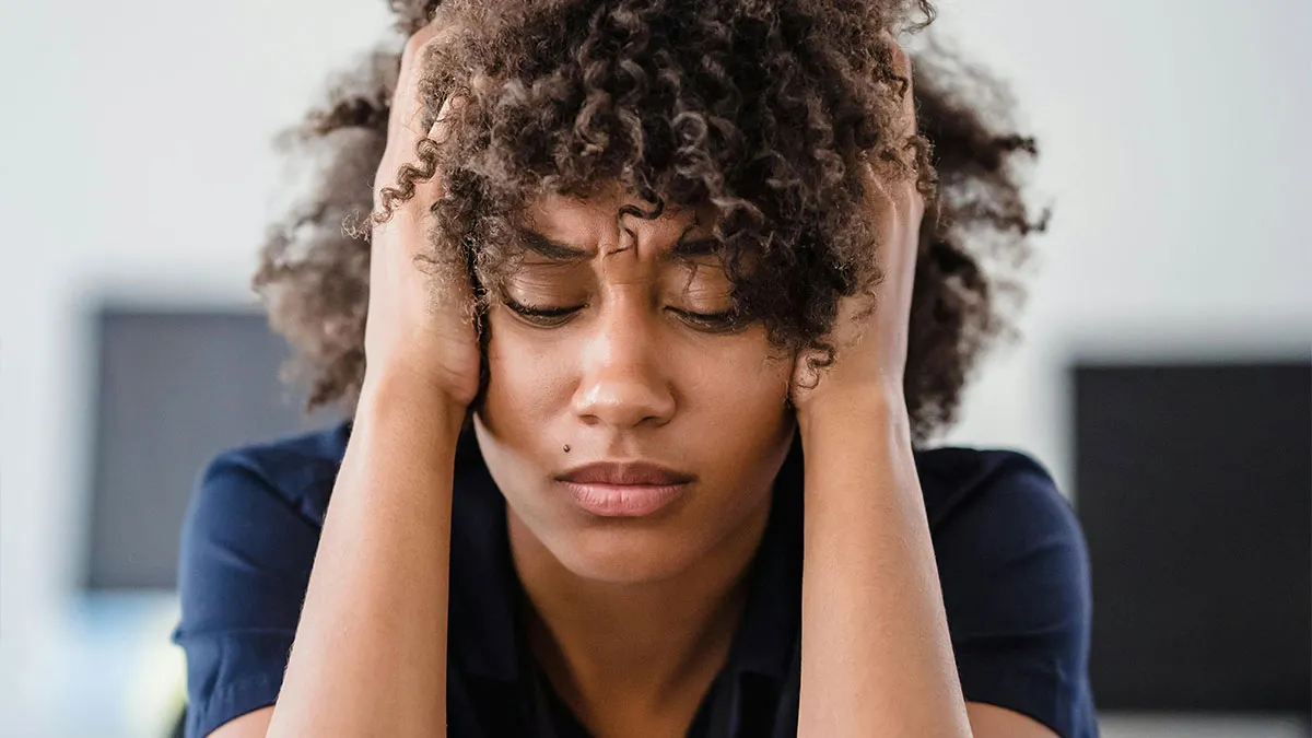 Man Leaves Dinner With Friends While GF Is In The Bathroom Because He’s So Upset Over Her Hair